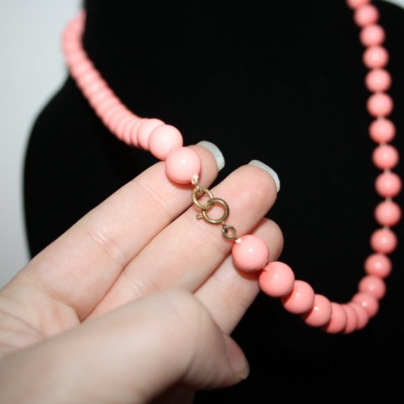 Coral pink beaded vintage necklace - Picture 4 of 4